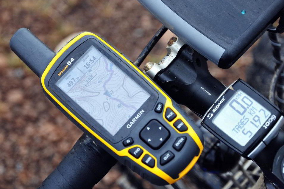 туристический навигатор garmin gpsmap 64 на корпусе велосипеда