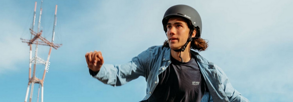 парень электроскейт